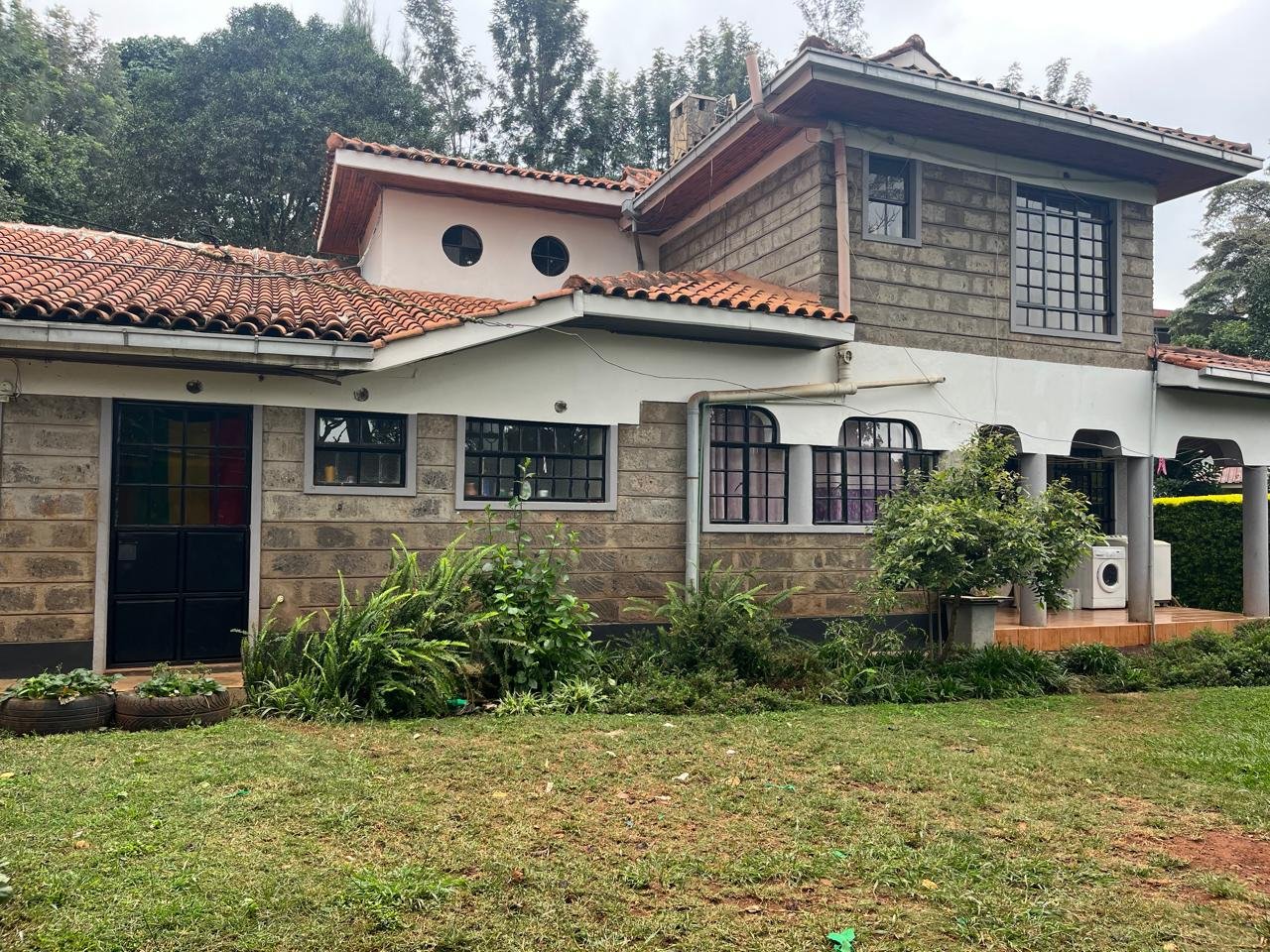 4 Bedroom + Guest Wing + SQ to let in Karen Along Marist Lane